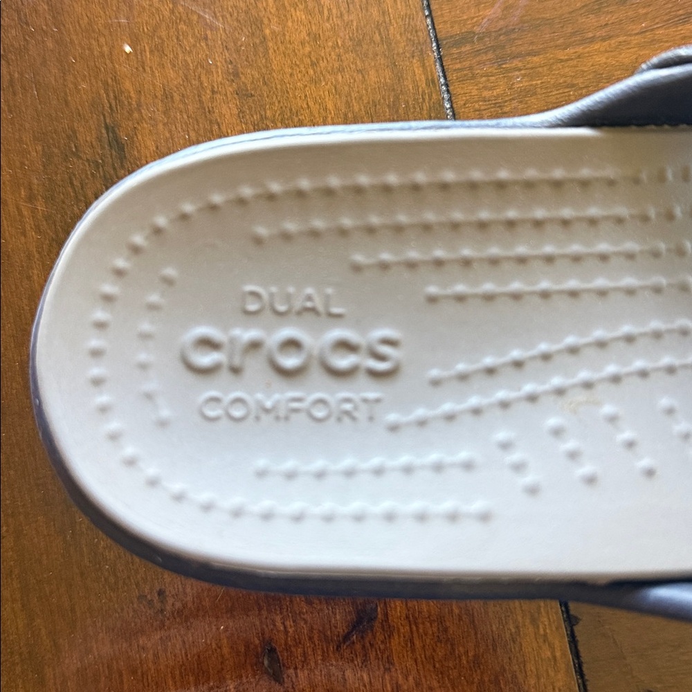Crocs Sanrah Hammered Metallic Flip Wedge Sandal Navy Blue Silver Size 8 - Picture 6 of 6